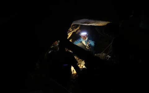 Personas realizan labores de búsqueda en una zona afectada por un terremoto este viernes, en La Guaira (Venezuela).