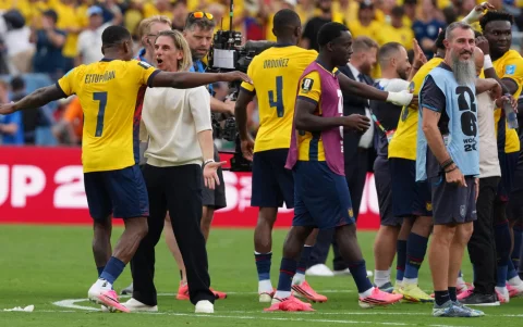 Mundial 2026: Sebastián Beccacece, DT de Ecuador, celebra con sus jugadores tras vencer a Alemania.