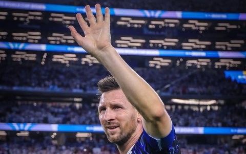 Messi saluda a los aficioandos que asistieron al partido ante Jordania.