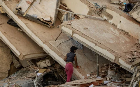 Los ciudadanos siguen buscando a sus familiares entre los escombros de los edificios y casas que se cayeron por los terremotos de Venezuela.