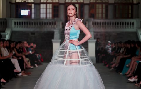 Diseño de Lía Zurita inspirado en Catalina la Grande que celebra el liderazgo femenino.