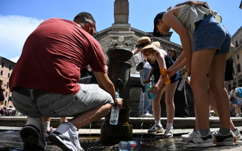 Las personas se hidratan constantemente en ciudades como Roma, una de las que enfrenta la histórica ola de calor, alentada por el cambio climático.