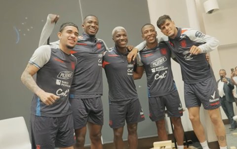 (De izquierda a derecha) Kendry Páez, William Pacho, Moisés Caicedo, Pervis Estupiñán y Piero Hincapié jugaron Jenga para entretenerse en la concentración.