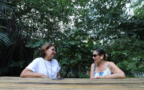 Paulina Game (izquierda) y María del Carmen Cajas son dos de las residentes de Miraflores que conviven con la naturaleza.
