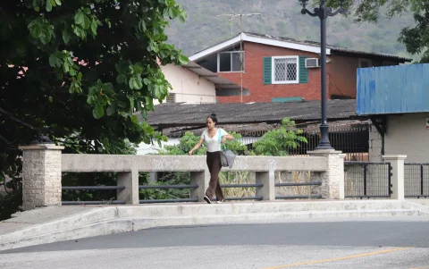 Las aceras son angostas y algunas están en mal estado en los puentes que unen a Miraflores con Urdesa.