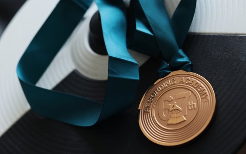 La medalla de nominación al Grammy, elaborada por Tiffany & Co.,fue por su álbum The Fury.