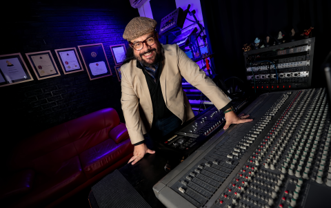 Desde su estudio AVA Records donde produce su música y de demás talentos locales e internacionales.