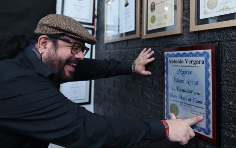 La placa confirma su ingreso al Blues Hall of Fame.