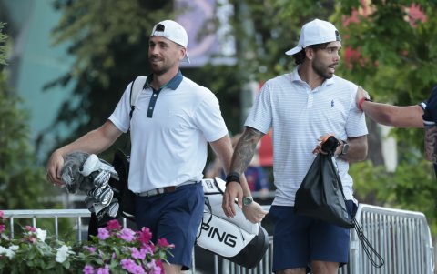 Unai Simón (i) y David Raya jugaron golf en su día libre.