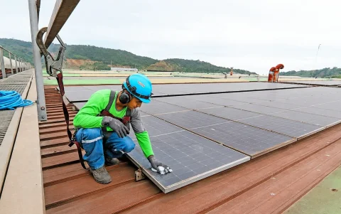 Empresas de Ecuador han optado por instalar paneles solares para contar con energía propia