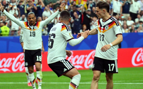 Deniz Undav de Alemania (C) celebra marcar el 6-1 con su compañero Florian Wirtz