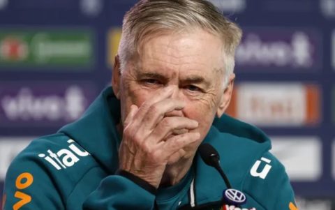 El entrenador de la selección brasileña de fútbol, Carlo Ancelotti, habla en una rueda de prensa en la Granja Comary