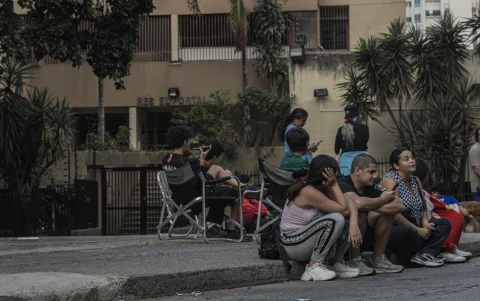 Personas esperan en la calle frente a un edificio residencial tras el sismo de magnitud 4,6 registrado este lunes en Caracas, Venezuela.