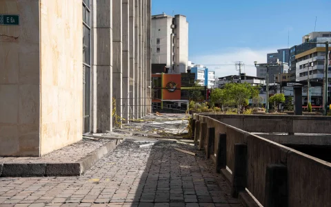 Los exteriores de los edificios del Arcom y del MAG fueron acordonados.