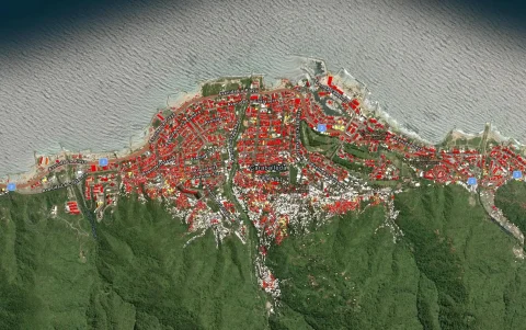 Mapa interactivo de la NASA que identifica en rojo edificios de Caraballeda, La Guaira, con más de 75 % de probabilidad de daños tras el terremoto.