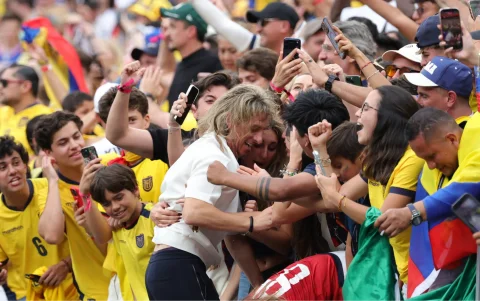 El entrenador de Ecuador, Sebastián Beccacece, celebra con su familia y los aficionados tras el triunfo 2-1 ante Alemania en el estadio MetLife de Nueva Jersey.