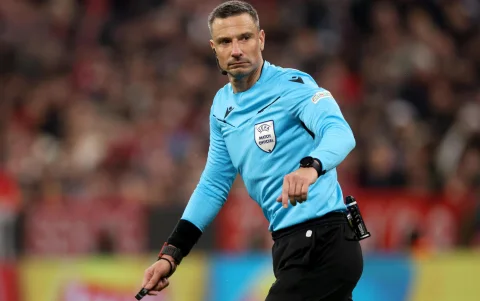 Slavko Vincic, árbitro esloveno, durante un partido de la Champions League, en 2024.