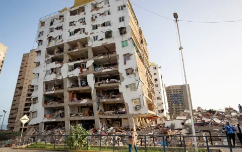 Fotografía que muestra edificaciones afectadas por los terremotos en La Guaira
