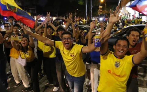Muchos piensan que el fútbol es solo eso, un juego, pero para los ecuatorianos es indudablemente un vínculo de unión y esperanza.