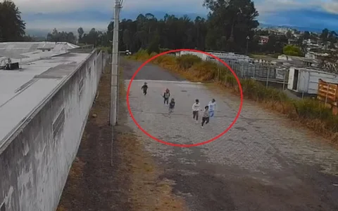 Una cámara grabó cómo escaparon tres menores del centro de protección.