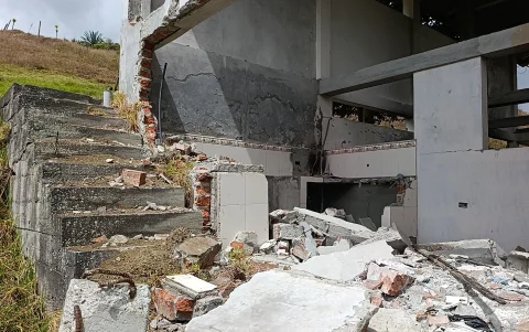 Las grietas y los hundimientos han dejado al menos 20 viviendas con graves daños estructurales, según los moradores.