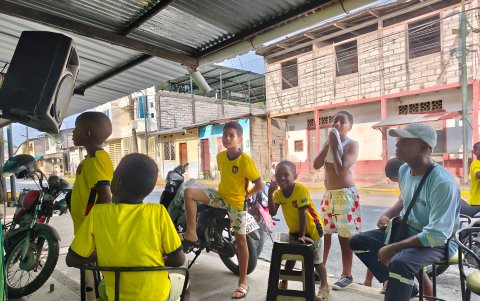 En el barrio de Nilson Angulo, en el centro de Quinindé se instalan mesas, sillas, pantallas y parlantes para ver hoy el cotejo ante México.
