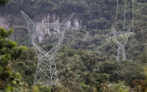 Las líneas de transmisión transportan la electricidad generada en las centrales hacia las subestaciones, desde donde continúa su recorrido hasta los usuarios finales.