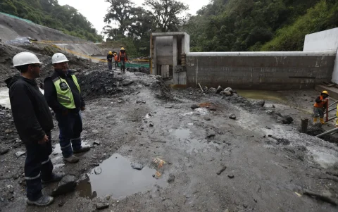 La construcción de la minicentral hidroeléctrica está a cargo de la Constructora Andrade y Asociados.