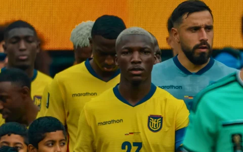 Jugadores de la Selección de Ecuador saliendo a la cancha.