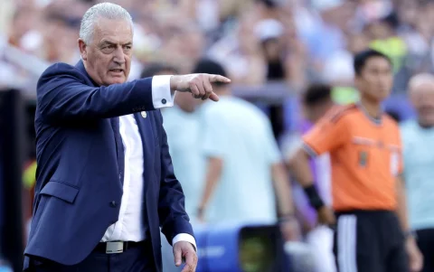 Mundial 2026: Gustavo Alfaro, DT de Paraguay, durante el partido con Alemania.