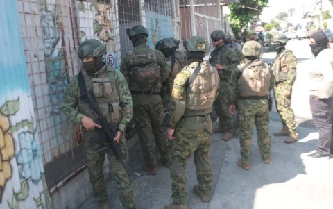 Las Fuerzas Armadas brindaron resguardo mientras técnicos del ECU 911 retiraban los dispositivos en Guayaquil.