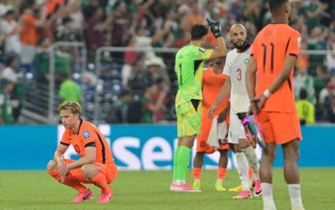 Jugadores de Países Bajos se lamentan al terminar un partido de los dieciseisavos de final del Mundial de la FIFA 2026