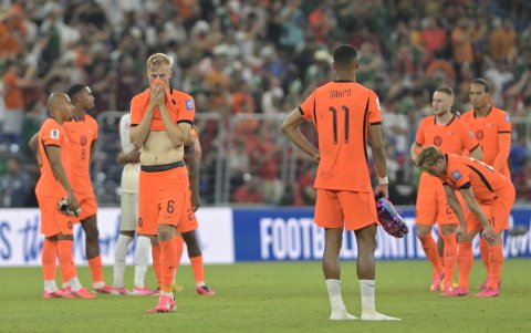 Jugadores de Países Bajos se lamentan este lunes, al terminar un partido de los dieciseisavos de final del Mundial de la FIFA 2026 entre Países Bajos y Marruecos