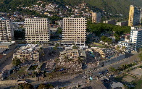 Fotografía aérea de una zona afectada por los terremotos de magnitud 7,2 y 7,5, este lunes en Macuto estado La Guaira (Venezuela).