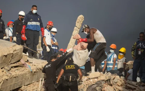 Voluntarios y funcionarios de Cuerpo de Investigaciones Científicas, Penales y Criminalísticas (Cicpc), trasladan un cuerpo en La Guaira (Venezuela).