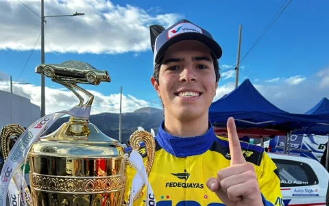 Carlos Drouet posa junto al trofeo tras consagrarse en la III Válida Zonal Nacional de Circuito, en una destacada actuación que lo llevó a lo más alto de la competencia.