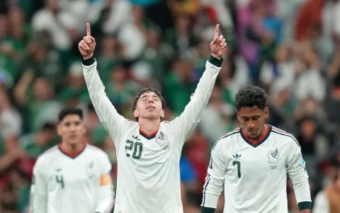 Mateo Chávez, lateral de la selección mexicana, festeja el tanto que convirtió en la goleada 3-0 ante República Checa.
