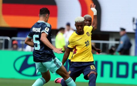 Nilson Angulo (d) sería uno de los titulares de Ecuador ante México