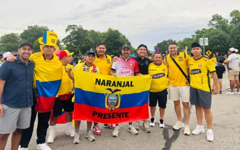 Jerry Cando con sus amigos de Naranjal en el Mundial.
