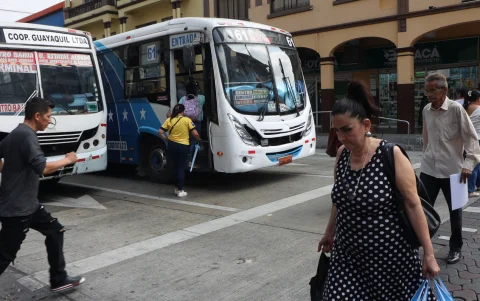 Adultos mayores acceden a un 50 % de descuento en pasajes de transporte aéreo, terrestre, marítimo y fluvial.