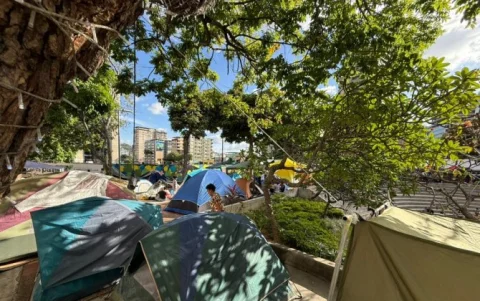 Refugios improvisados en Caracas acogen a familias afectadas por el terremoto en La Guaira.