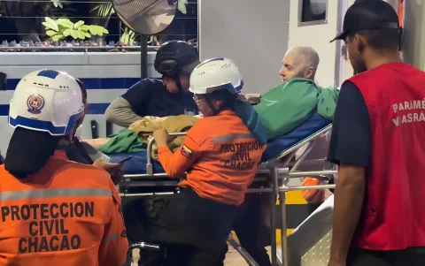 Personal de emergencia atiende a un sobreviviente en Chacao, tras el colapso del conjunto residencial Petunia.