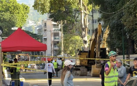 Rescatistas venezolanos e internacionales continúan las labores de búsqueda en el edificio Petunia, mientras familiares permanecen en la zona