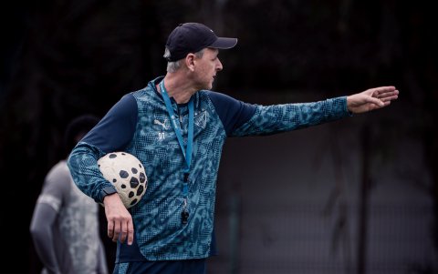 El técnico Tiago Nunes diseña la estrategia para salir del sexto lugar de la tabla.