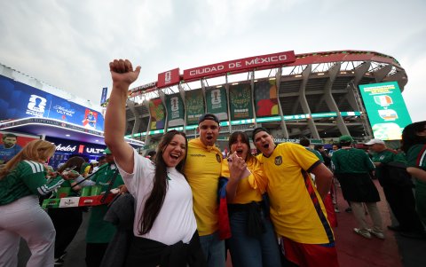 Hinchas asistieron al estadio Azteca para apoyar a la selección de Ecuador.