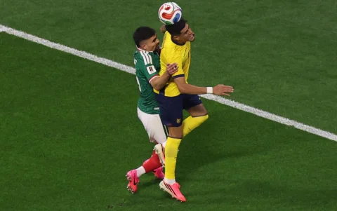 México vs. Ecuador en el Mundial 2026: el ecuatoriano Piero Hincapié pelea por el balón.