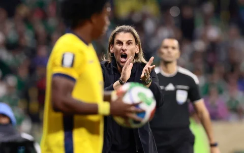 Sebastián Beccacece, DT de Ecuador en el Mundial 2026, da indicaciones en el partido contra México.