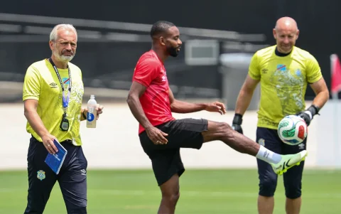 El seleccionador nacional de la República Democrática del Congo, Sebastien Desabre (izq.), durante el Mundial 2026.