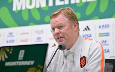 El seleccionador de Países Bajos, Ronald Koeman, habla en una rueda de prensa este domingo antes de enfrentar a Marruecos en el Mundial 2026, en Monterrey.