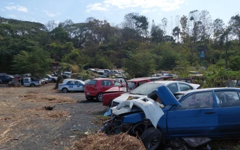 La chatarrización busca desocupar espacios en los canchones de Guayaquil.